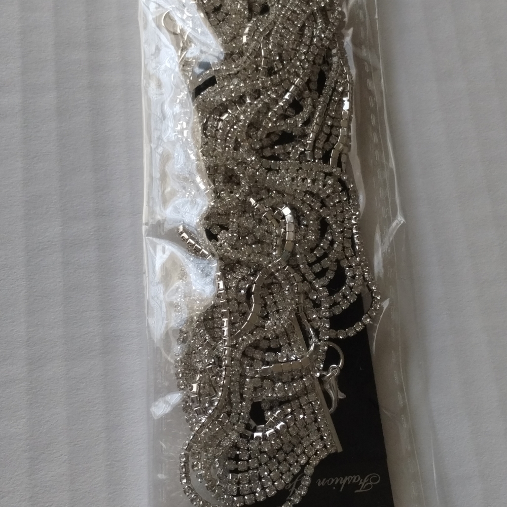 Elegant geometric layered rhinestone chocker. - Picture 4 of 6